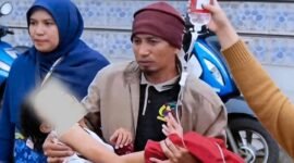 Siswi SD di Jeneponto yang akan dibawa ke Rumah Sakit setelah menyantap menu MBG yang diduga berupa ikan busuk. (Foto: 1st)