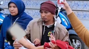 Siswi SD di Jeneponto yang akan dibawa ke Rumah Sakit setelah menyantap menu MBG yang diduga berupa ikan busuk. (Foto: 1st)