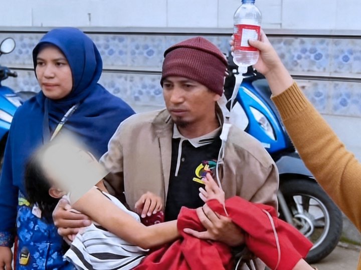 Siswi SD di Jeneponto yang akan dibawa ke Rumah Sakit setelah menyantap menu MBG yang diduga berupa ikan busuk. (Foto: 1st)