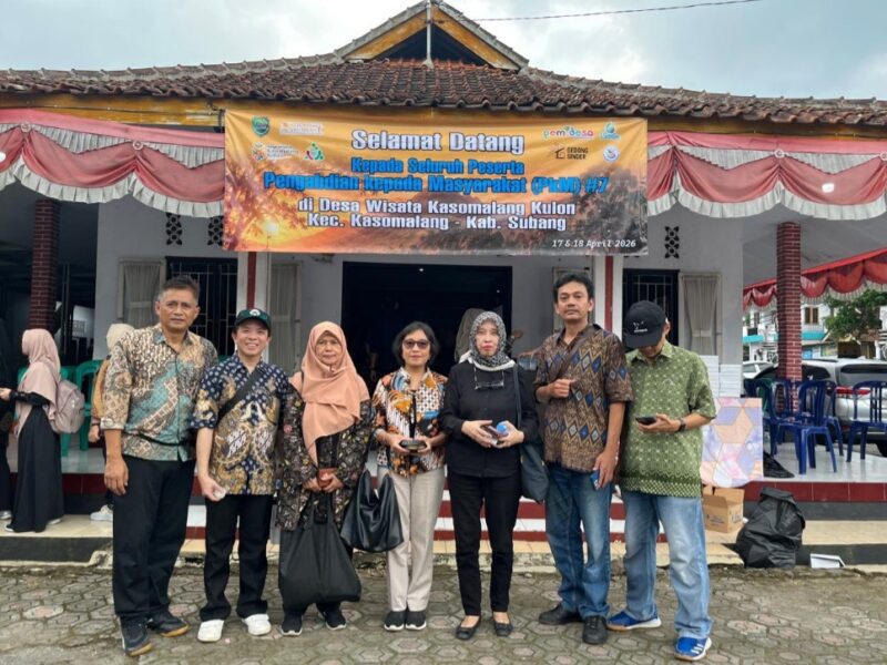 Kolaborasi 5 Perguruan Tinggi Gelar PKM Kader Bank Sampah di Desa Wisata Kasomalang Kulon, Subang (Foto:Istimewa)