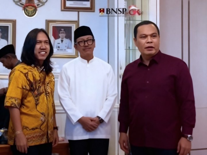 Wali Kota Serang, H. Budi Rustandi bersama Tim dari Konsultan Pinjol Malahayati. (Foto: tangkapan Layar tiktok malahayati konsultan)
