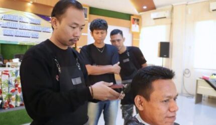 Pelatihan cukur rambut