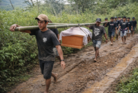 Warga simbuang sedang menandu almarhum kalimbuang sejauh 10 kilometer akibat jalan rusak di wilayah tersebut. (Foto: Info Toraja Barat)