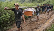 Warga simbuang sedang menandu almarhum kalimbuang sejauh 10 kilometer akibat jalan rusak di wilayah tersebut. (Foto: Info Toraja Barat)