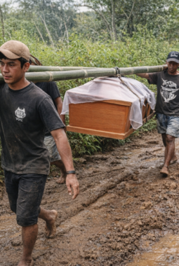 Jenazah Di Simbuang Tana Toraja Ditandu Sejauh 10 KM Imbas Jalan Rusak, Dimana Peran Pemerintah?