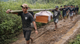 Warga simbuang sedang menandu almarhum kalimbuang sejauh 10 kilometer akibat jalan rusak di wilayah tersebut. (Foto: Info Toraja Barat)