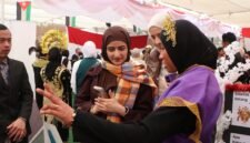 Tamu mancanegara antusias melihat pemaren budaya Indonesia pada acara ma'rodh 2026 di Yarmouk University. (Foto: Istimewa)