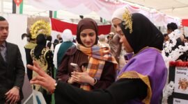 Tamu mancanegara antusias melihat pemaren budaya Indonesia pada acara ma'rodh 2026 di Yarmouk University. (Foto: Istimewa)