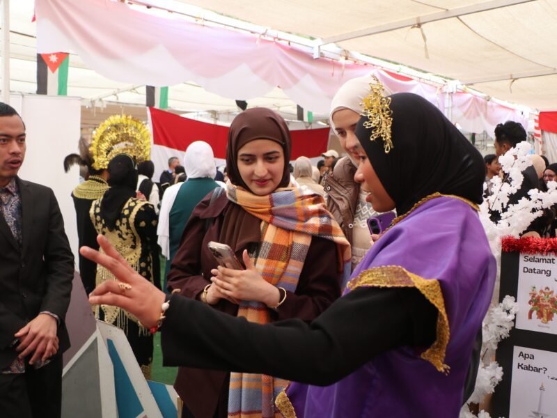 Tamu mancanegara antusias melihat pemaren budaya Indonesia pada acara ma'rodh 2026 di Yarmouk University. (Foto: Istimewa)