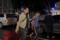Pelaku pembacokan pegawai toko roti di Cengkareng saat digelandang petugas. (Foto: Istimewa)