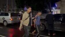 Pelaku pembacokan pegawai toko roti di Cengkareng saat digelandang petugas. (Foto: Istimewa)