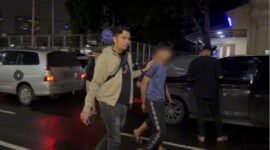 Pelaku pembacokan pegawai toko roti di Cengkareng saat digelandang petugas. (Foto: Istimewa)