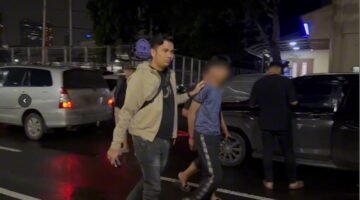 Pelaku pembacokan pegawai toko roti di Cengkareng saat digelandang petugas. (Foto: Istimewa)