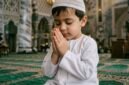 anak kecil sedang berdoa di dalam Masjid (Foto: Lmarena)