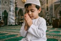 anak kecil sedang berdoa di dalam Masjid (Foto: Lmarena)