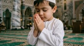 anak kecil sedang berdoa di dalam Masjid (Foto: Lmarena)
