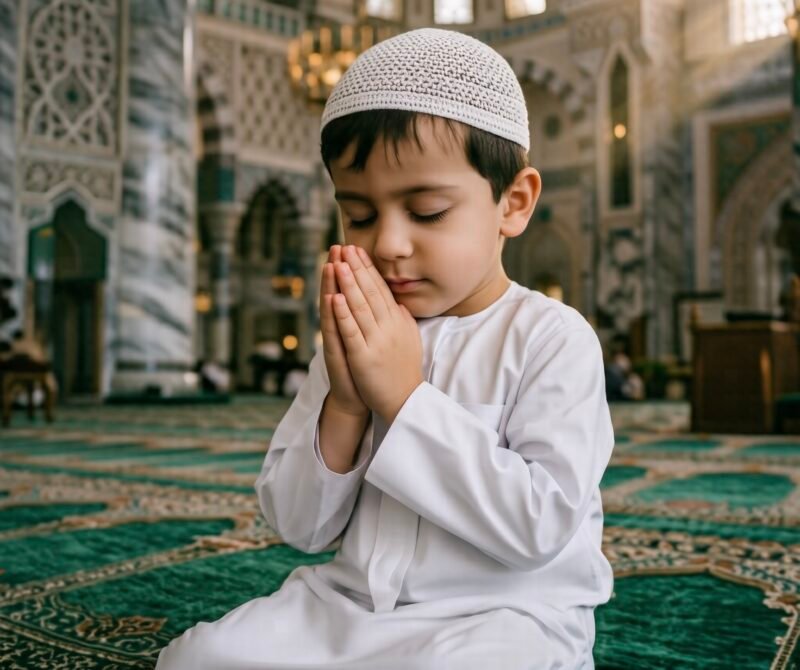 anak kecil sedang berdoa di dalam Masjid (Foto: Lmarena)