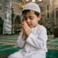 anak kecil sedang berdoa di dalam Masjid (Foto: Lmarena)