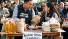 Praktek pungli saat pembagian bansos bagi masyarakat penerima manfaat (Foto: Ilustrasi)