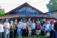 Wali Kota Tangerang Selatan, Benyamien Davnie saat meninjau program Bedah Rumah di Lengkong Karya, Kecamatan Serpong Utara. (Foto: 1st)