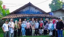 Wali Kota Tangerang Selatan, Benyamien Davnie saat meninjau program Bedah Rumah di Lengkong Karya, Kecamatan Serpong Utara. (Foto: 1st)