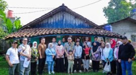 Wali Kota Tangerang Selatan, Benyamien Davnie saat meninjau program Bedah Rumah di Lengkong Karya, Kecamatan Serpong Utara. (Foto: 1st)