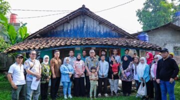Wali Kota Tangerang Selatan, Benyamien Davnie saat meninjau program Bedah Rumah di Lengkong Karya, Kecamatan Serpong Utara. (Foto: 1st)