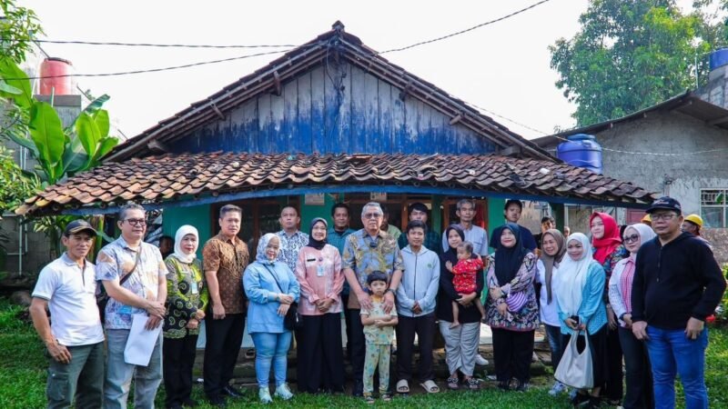 Wali Kota Tangerang Selatan, Benyamien Davnie saat meninjau program Bedah Rumah di Lengkong Karya, Kecamatan Serpong Utara. (Foto: 1st)