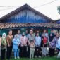 Wali Kota Tangerang Selatan, Benyamien Davnie saat meninjau program Bedah Rumah di Lengkong Karya, Kecamatan Serpong Utara. (Foto: 1st)