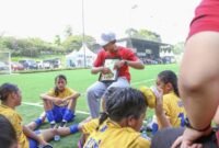 Tim sepak bola putri Kota Tangerang sedang mendapatkan pengarahan dari Pelatih. (Foto: Humas Pemkot Tangerang)