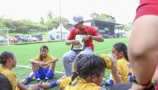 Tim sepak bola putri Kota Tangerang sedang mendapatkan pengarahan dari Pelatih. (Foto: Humas Pemkot Tangerang)