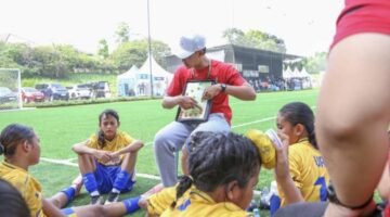 Tim sepak bola putri Kota Tangerang sedang mendapatkan pengarahan dari Pelatih. (Foto: Humas Pemkot Tangerang)
