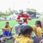 Tim sepak bola putri Kota Tangerang sedang mendapatkan pengarahan dari Pelatih. (Foto: Humas Pemkot Tangerang)