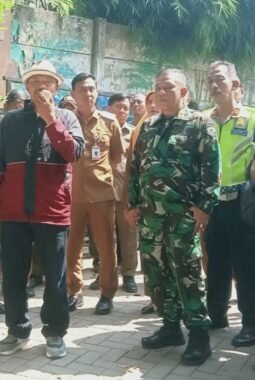 Diduga Pemilihan RW Bermasalah, Kantor Lurah Cikokol Digerudug Warga