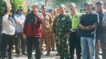 Diduga Pemilihan RW Bermasalah, Kantor Lurah Cikokol Digerudug Warga
