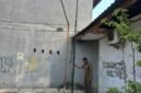 Trantib Kecamatan Cipondoh saat mengecek lokasi pemasangan tiang provider internet di wilayah Komplek Cipondoh Makmur, Senin (22/06/2026). (Foto: Istimewa)