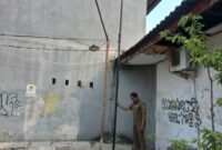 Trantib Kecamatan Cipondoh saat mengecek lokasi pemasangan tiang provider internet di wilayah Komplek Cipondoh Makmur, Senin (22/06/2026). (Foto: Istimewa)