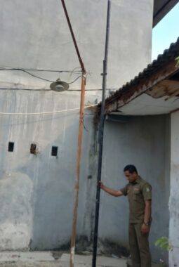 Camat Respon Cepat Aduan Dugaan Pelanggaran Perwal Oleh Provider Internet di Cipondoh Makmur