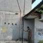 Trantib Kecamatan Cipondoh saat mengecek lokasi pemasangan tiang provider internet di wilayah Komplek Cipondoh Makmur, Senin (22/06/2026). (Foto: Istimewa)