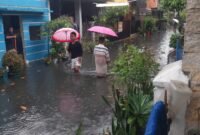 Kondisi di beberapa wilayah perum dasana indah, air hujan bercampur dengan lumpur hitam pekat. (Foto: Dok. jejaknarasi.id)