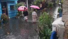 Kondisi di beberapa wilayah perum dasana indah, air hujan bercampur dengan lumpur hitam pekat. (Foto: Dok. jejaknarasi.id)