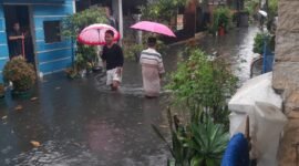 Kondisi di beberapa wilayah perum dasana indah, air hujan bercampur dengan lumpur hitam pekat. (Foto: Dok. jejaknarasi.id)