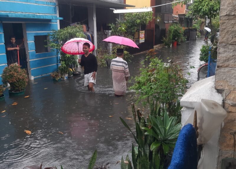 Kondisi di beberapa wilayah perum dasana indah, air hujan bercampur dengan lumpur hitam pekat. (Foto: Dok. jejaknarasi.id)