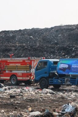 PERUMDAM TKR Kerahkan 10 Mobil Tangki Air untuk Dukung Pemadaman Kebakaran TPA Jatiwaringin
