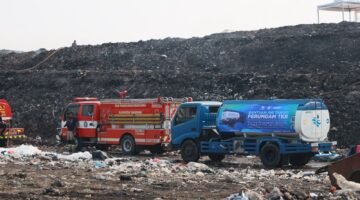 PERUMDAM TKR Kerahkan 10 Mobil Tangki Air untuk Dukung Pemadaman Kebakaran TPA Jatiwaringin