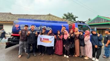 Pemuda Berdampak Salurkan Bantuan Air Bersih Ke Beberapa Kampung di Pandeglang