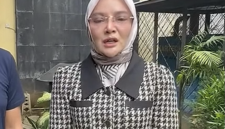 Ida Farida saat klarifikasi isu nikah sirinya dengan tokoh politik di Banten (Foto: Tangkapan Layar akun tiktok @user1o972)