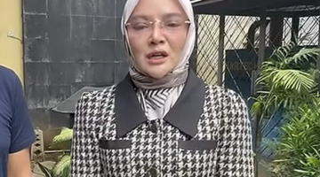 Ida Farida saat klarifikasi isu nikah sirinya dengan tokoh politik di Banten (Foto: Tangkapan Layar akun tiktok @user1o972)