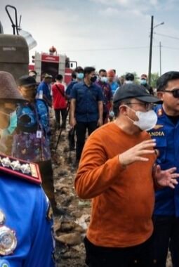 Respons Cepat, BPBD Kota Tangerang Bantu Pemadaman Kebakaran TPA Jatiwaringin