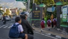 Seorang ayah sedang mengantarkan anaknya ke sekolah. (Foto: Ilustrasi)